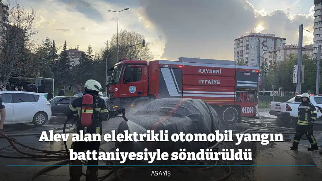 Alev alan elektrikli otomobil yangın battaniyesiyle söndürüldü