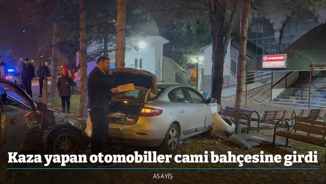 Kaza yapan otomobiller cami bahçesine girdi