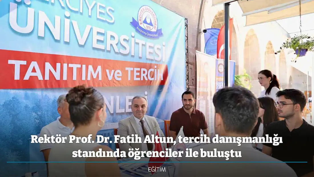 Rektör Prof. Dr. Fatih Altun, tercih danışmanlığı standında öğrenciler ile buluştu
