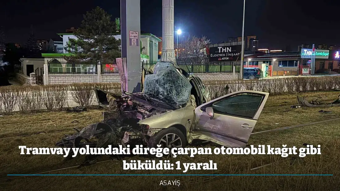Tramvay yolundaki direğe çarpan otomobil kağıt gibi büküldü: 1 yaralı