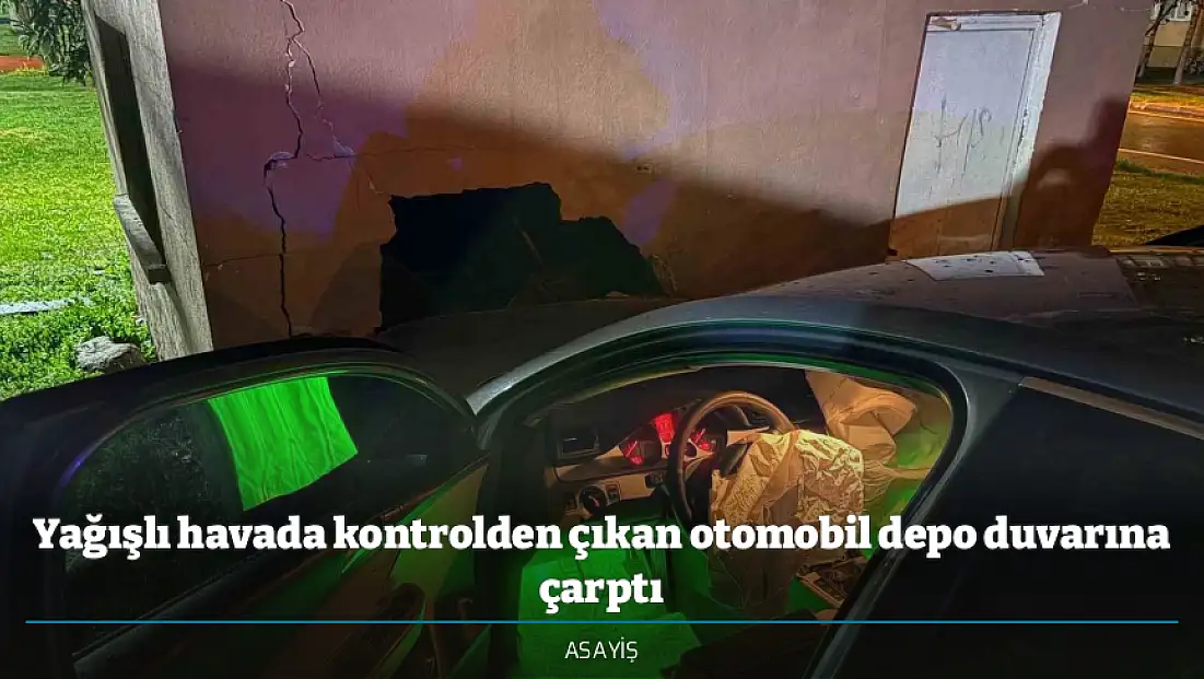 Yağışlı havada kontrolden çıkan otomobil depo duvarına çarptı