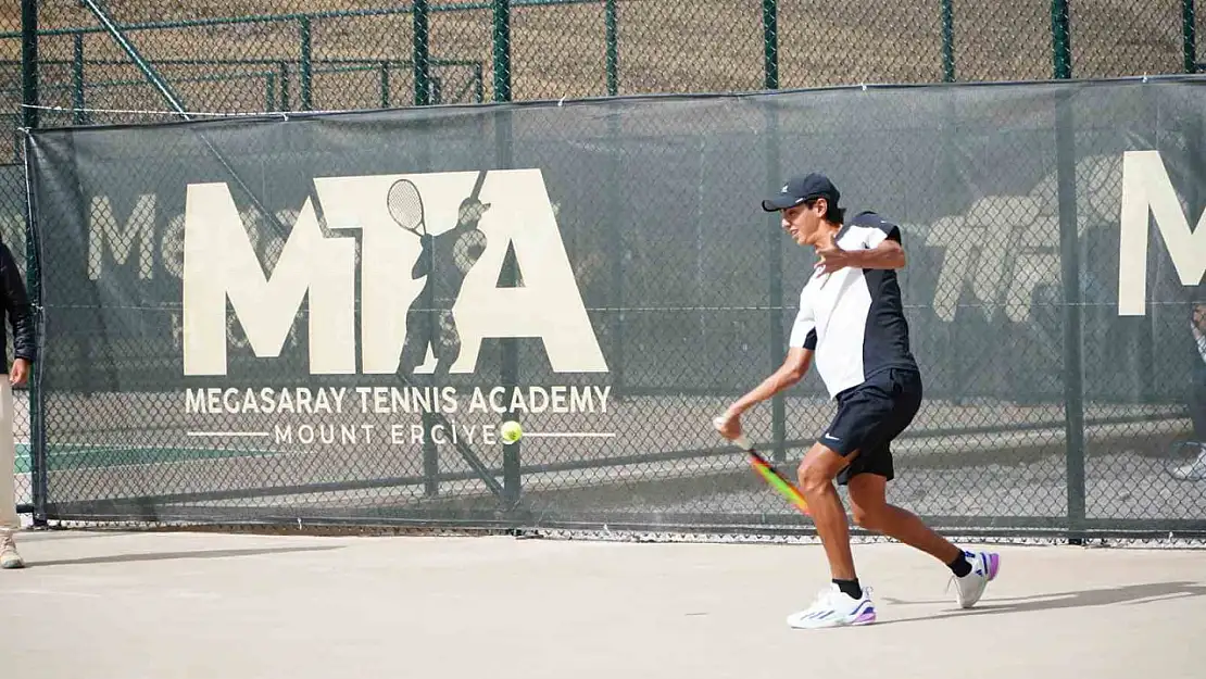 2 bin 300 rakımda uluslararası tenis turnuvası