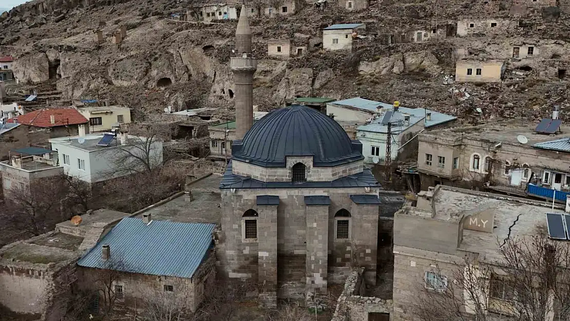 571 yıllık cami dimdik ayakta