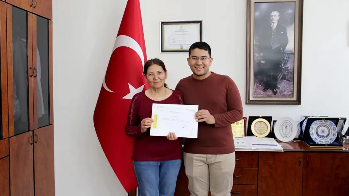 Aynı hastanede görev yaptığı doktor oğlundan Teşekkür Belgesi aldı