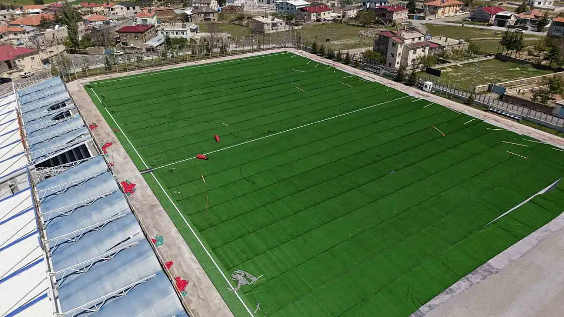 Başakpınar Spor Merkezi'nin çimleri ve yedek kulübeleri yenileniyor