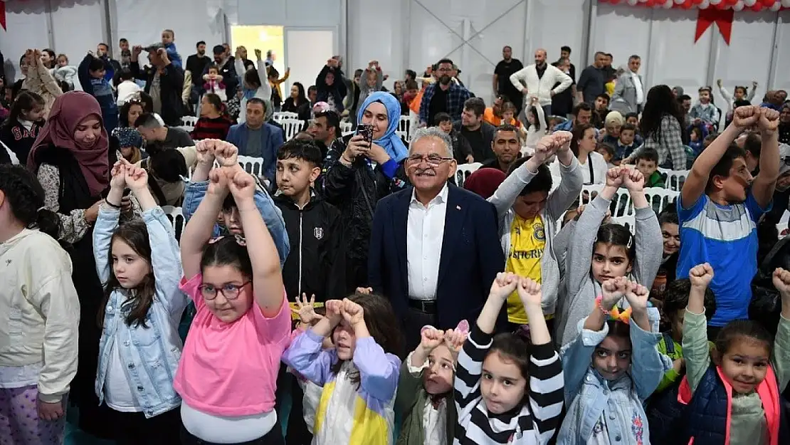 Başkan Büyükkılıç, Çocuk Kitap Fuarı ve Şenliği'nde