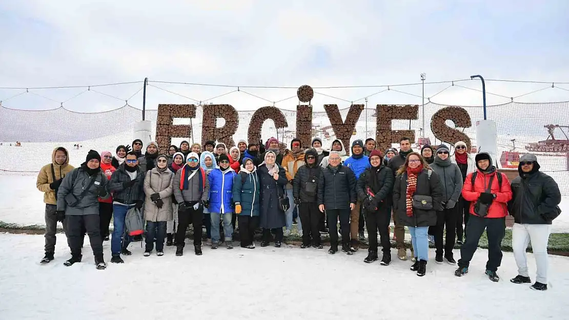 Başkan Büyükkılıç, turistlerle dolup taşan Erciyes'i ziyaret etti