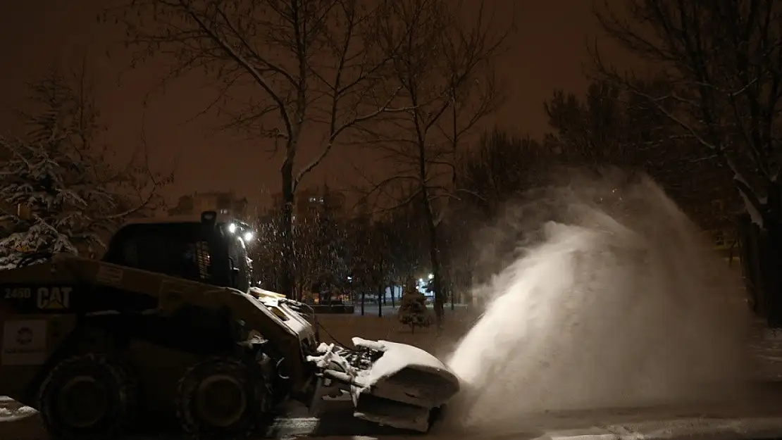 Başkan Çolakbayrakdar, 'Kar, şehrimize bereket getirirken, ulaşım güvenliği için de gece gündüz çalışıyoruz'