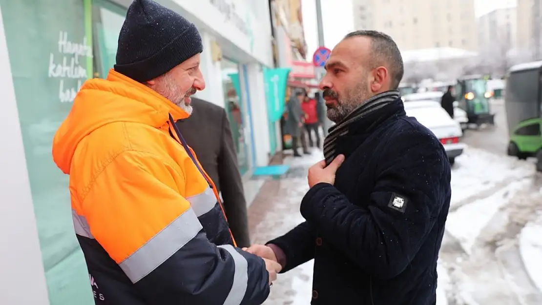 Başkan Çolakbayrakdar: 'Yoğun kar yağışına karşı 3 vardiyalı 24 saat çalışıyoruz'