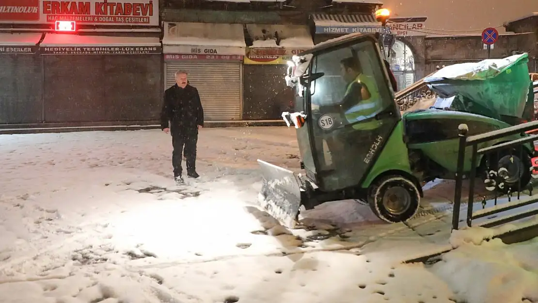 Başkan Palancıoğlu, karla mücadele için gece gündüz sahada