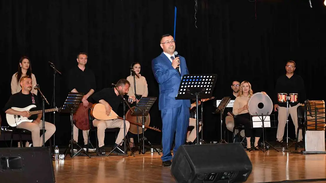 Başsavcı Korkmaz türkü söyledi, büyük alkış topladı