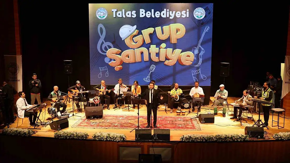 Belediye personeli 1 Mayıs'ta kulakların pasını sildi