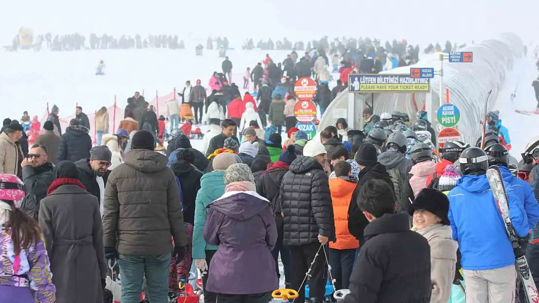 Binlerce kişi soluğu Erciyes'te aldı