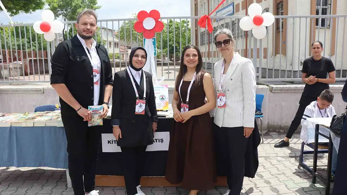 Bu kitabın 100 yazarı var