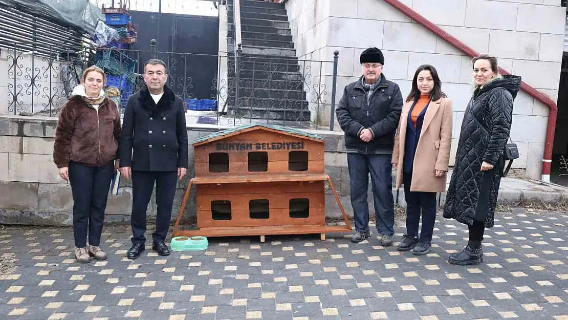 Bünyan'da sokak hayvanları için kulübeler yerleştirildi