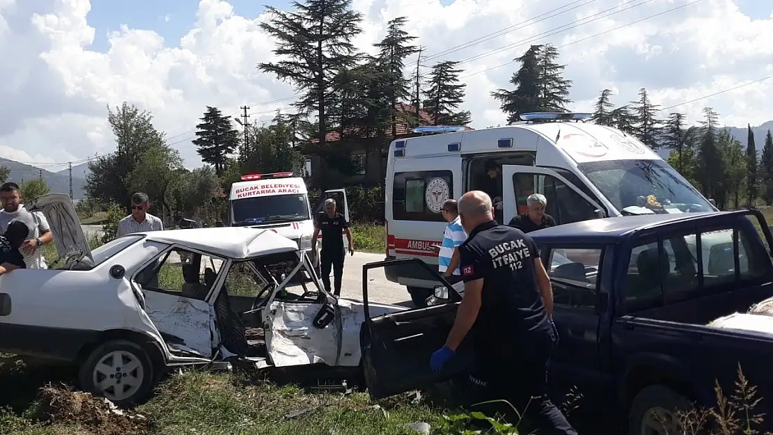 Burdur'da kamyonet ile çarpışan Fiat Tofaş hurdaya döndü: 1'i ağır 3 yaralı