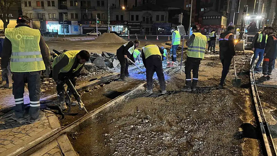 Büyükşehir'den raylı sistem güzergahında gece boyu bakım çalışması