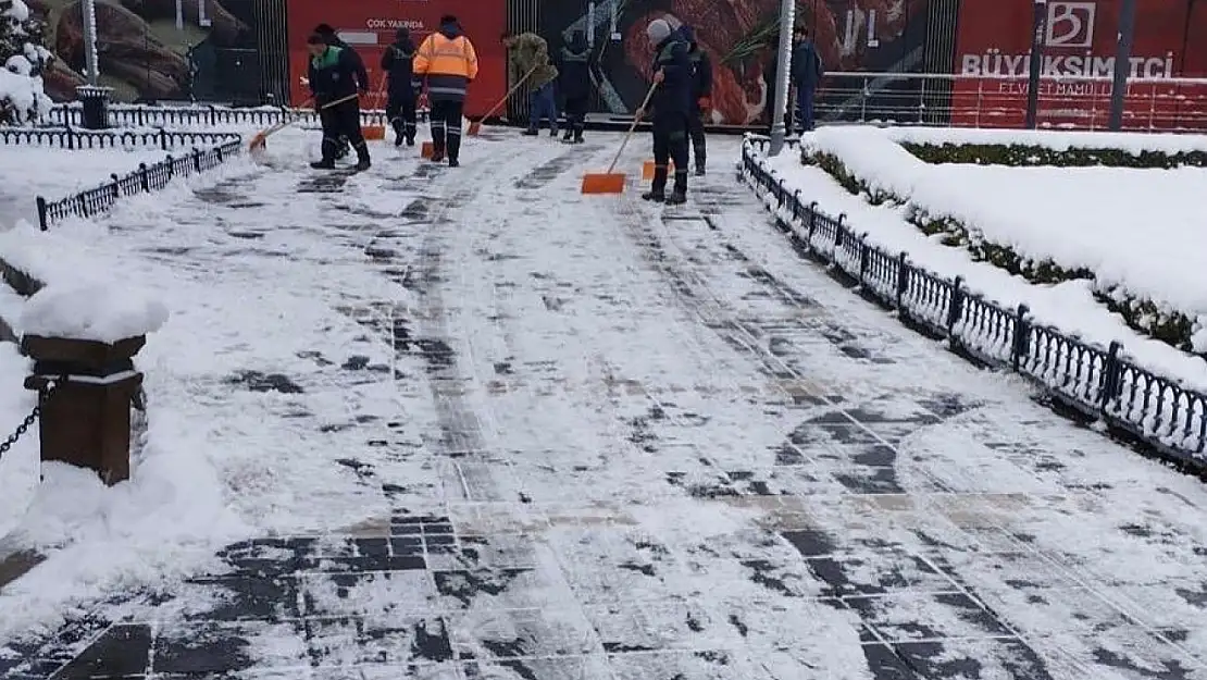 Büyükşehir ekiplerinden kaldırım ve parklarda yoğun mesai