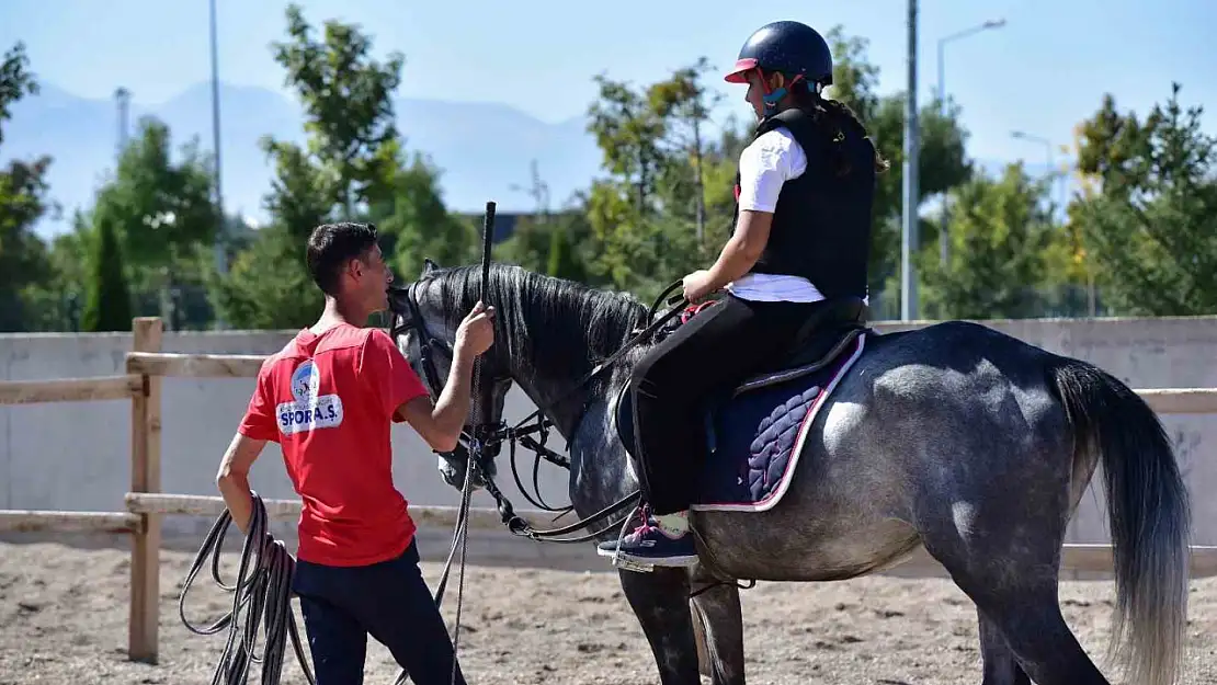 Büyükşehir'in binicilik eğitimleri özel derslerle devam ediyor