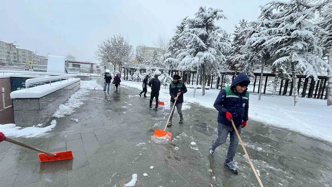 Büyükşehir, karla mücadelede 174 mahalle yolunu ulaşıma açtı