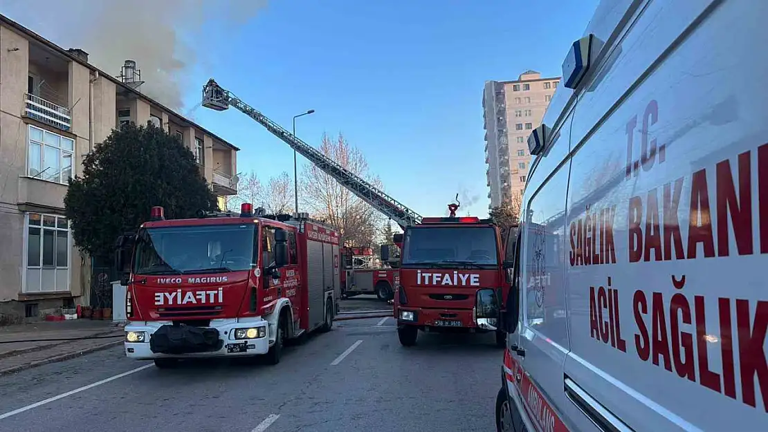 Çatıda çıkan yangın ekipler tarafından söndürüldü