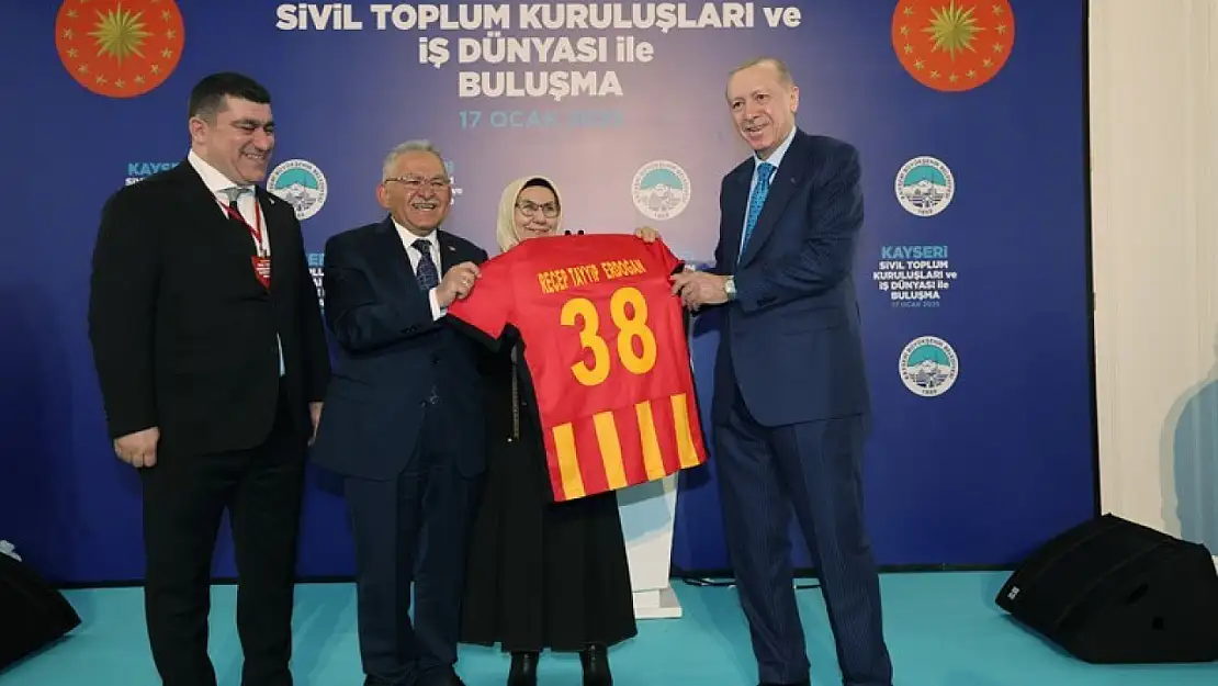 Cumhurbaşkanı Erdoğan'a Kayserispor forması hediye edildi