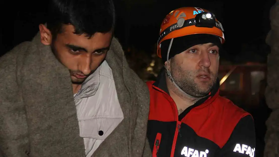 Dağda mahsur kalan 4 genç donmak üzereyken kurtarıldı