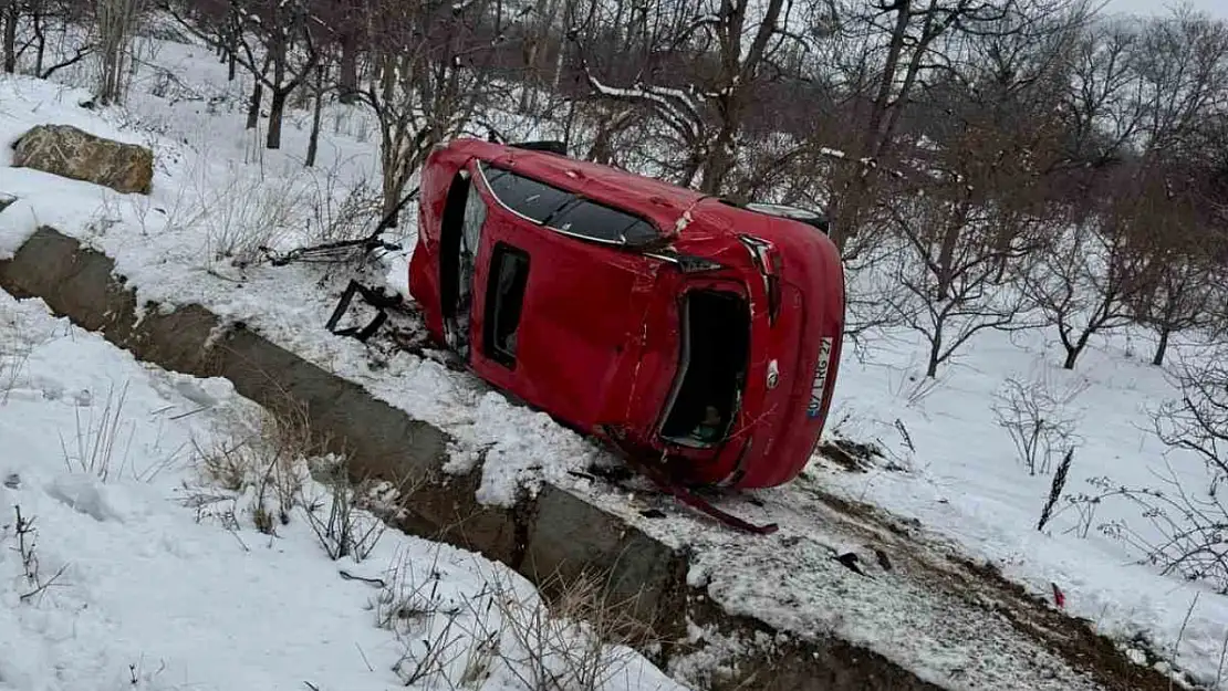 Direksiyon hakimiyeti kaybolan otomobil takla attı