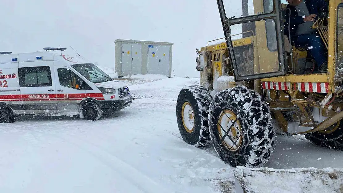 Ekipler ambulansın yolunu açtı, hasta hastaneye yetiştirildi