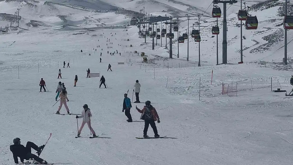 Erciyes'e kar yağdı, sezon uzadı