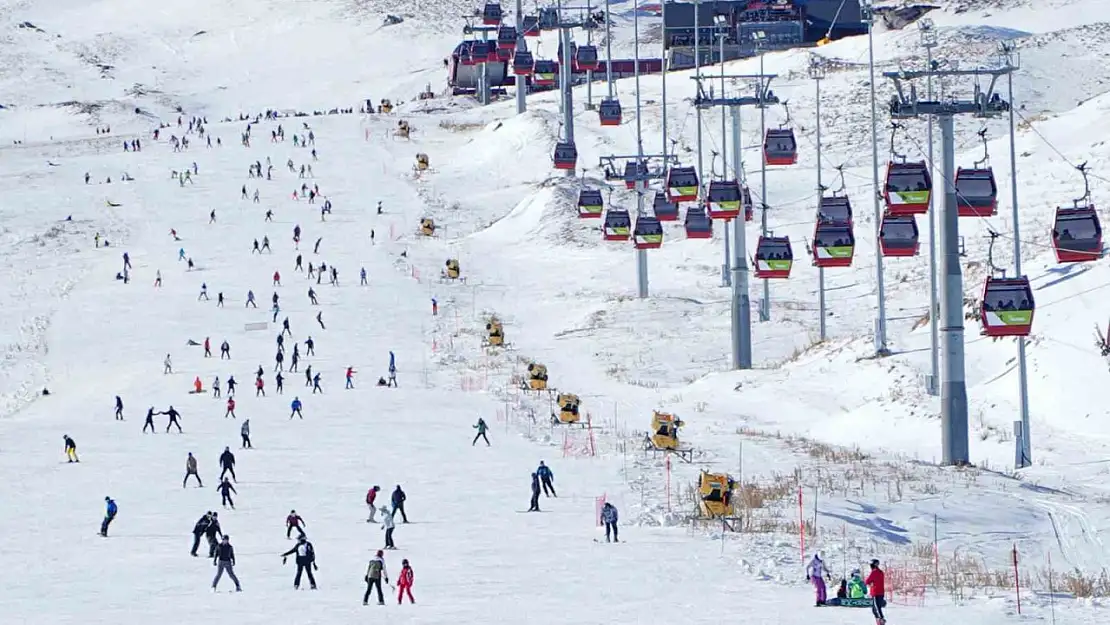 Erciyes Kayak Merkezi, yeni yılın ilk gününde 110 bin ziyaretçi ağırladı