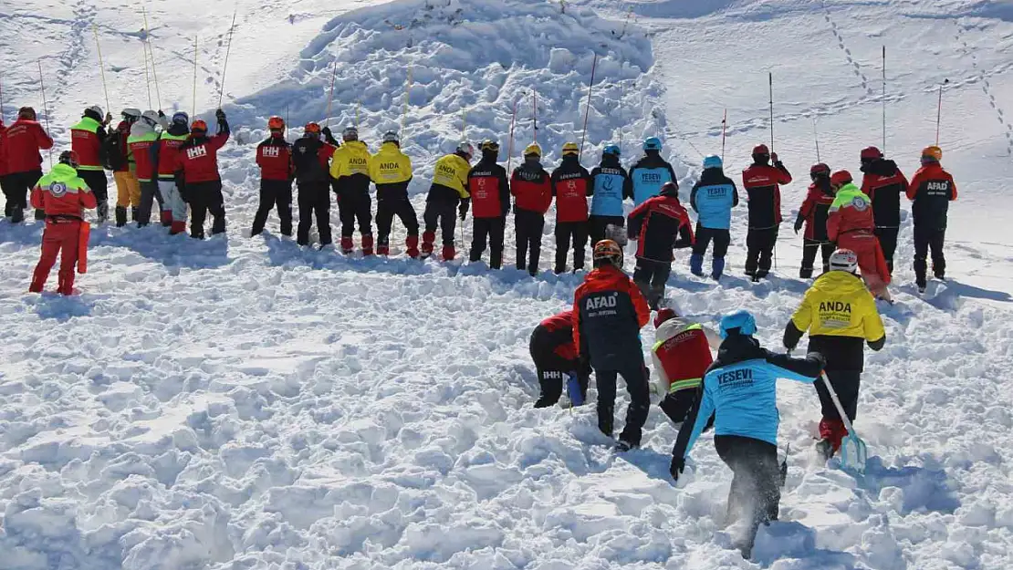 Erciyes'te gerçeği aratmayan çığ tatbikatı