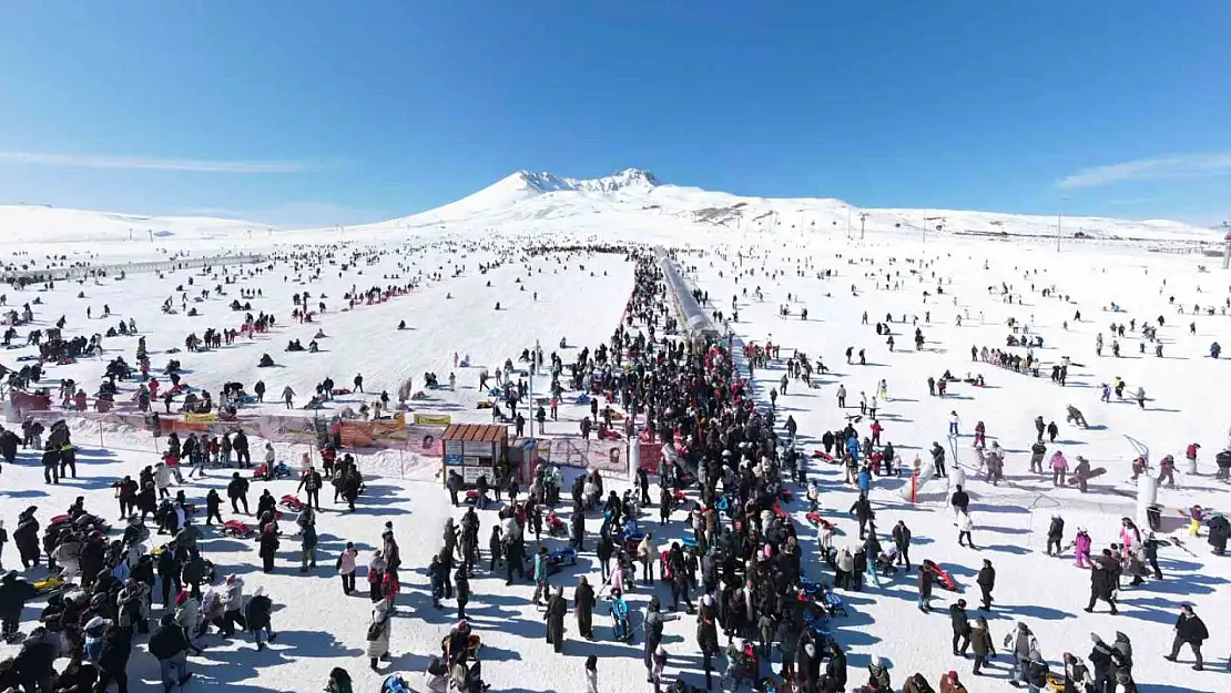 Erciyes'te hafta sonu yoğunluğu, binlerce turist pistlerde