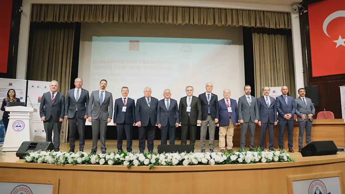 Erciyes Üniversitesi'nde 'Uluslararası Yapay Zeka Hukuku ve Hukukta Dijitalleşme Sempozyumu' düzenlendi