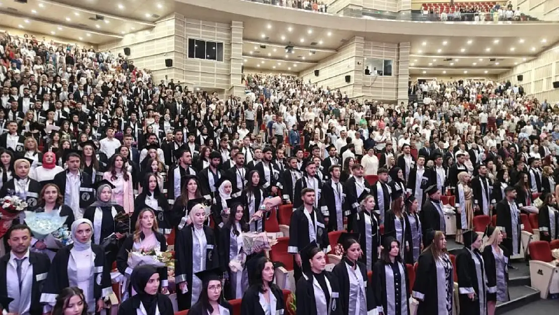 ERÜ'de genç iletişimciler mezun oldu