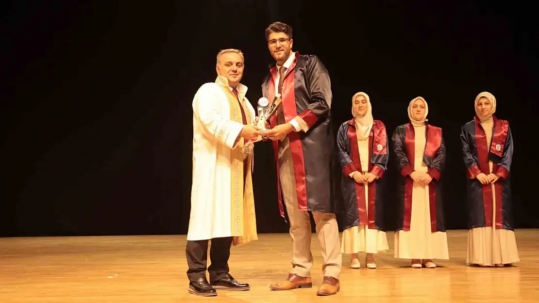 ERÜ İlahiyat Fakültesi'nde mezuniyet heyecanı