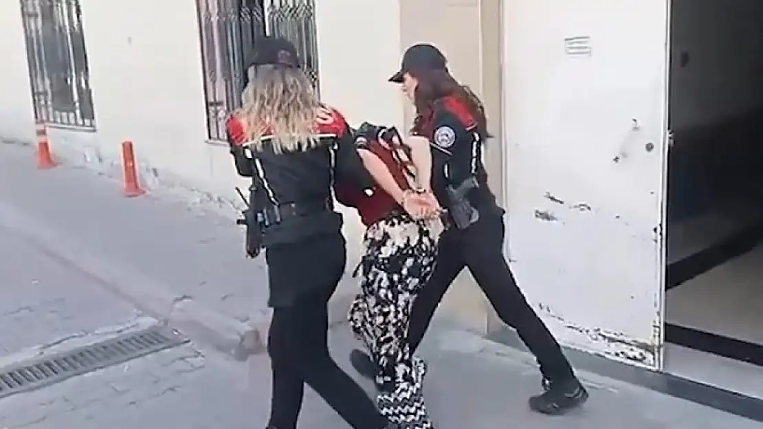 Hırsızlıktan aranan kadınlar yakalandı