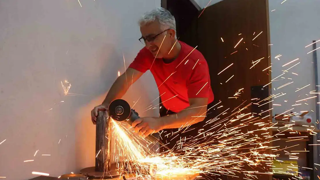 Hurdalıktan topladığı malzemelerle bakın ne yapıyor