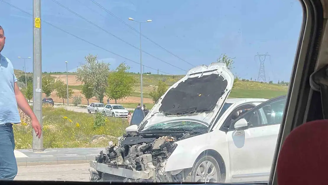 İki otomobil kafa kafaya çarpıştı: 8 yaralı