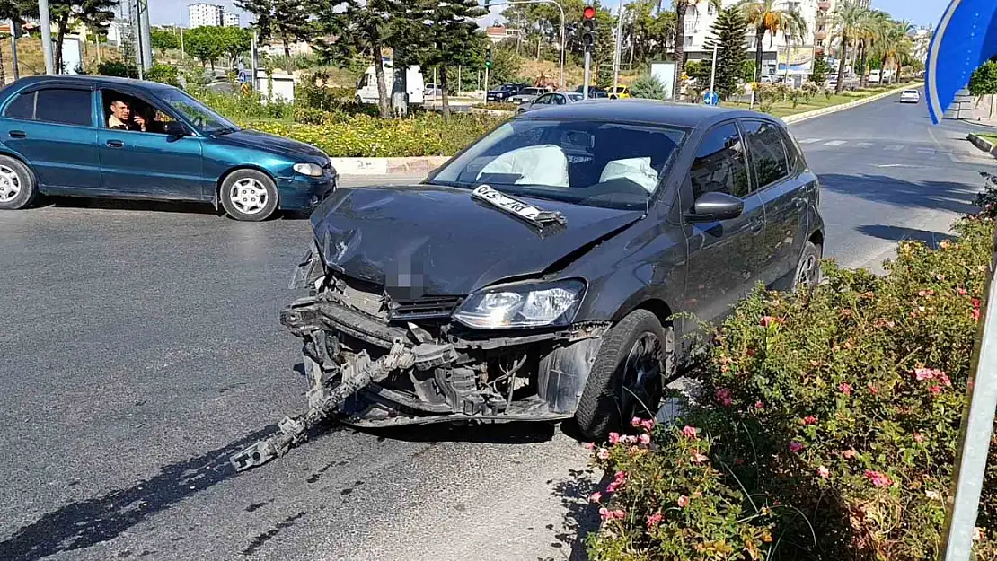 İki otomobil kavşakta çarpıştı: 1 yaralı