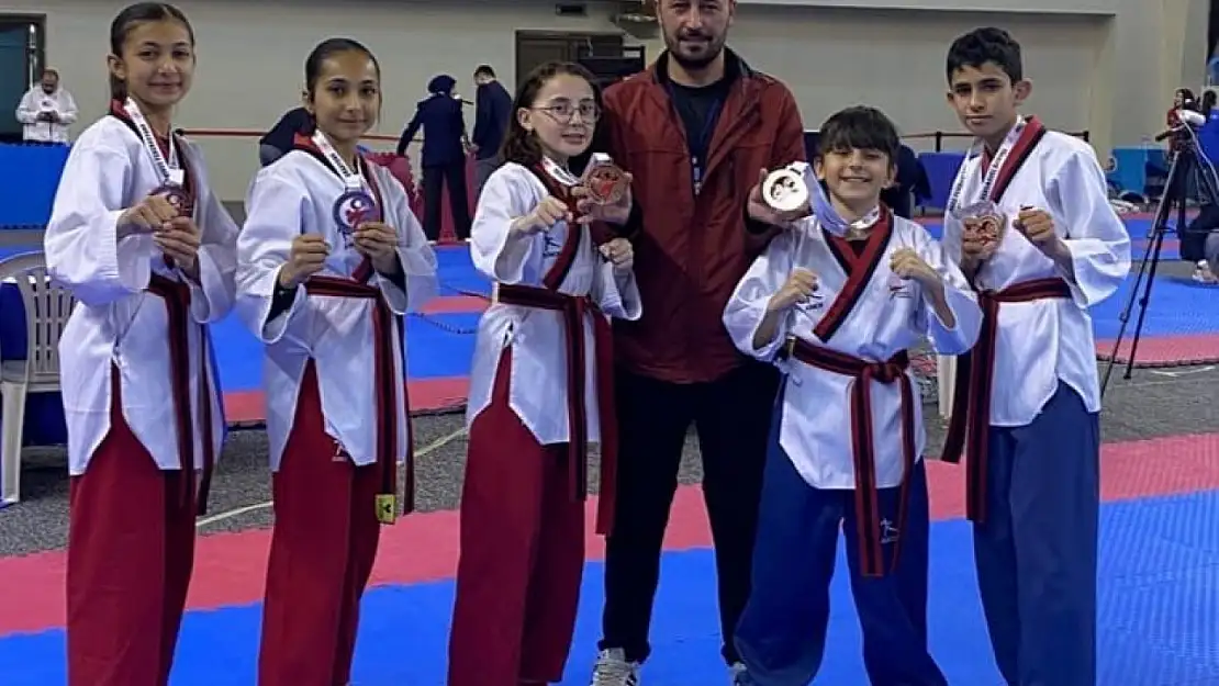 İlk kez müsabakaya çıkan taekwondoculardan büyük başarı