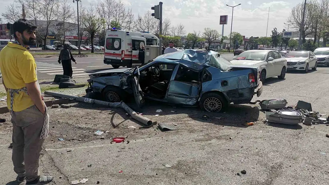 Kamyonet ile otomobil çarpıştı