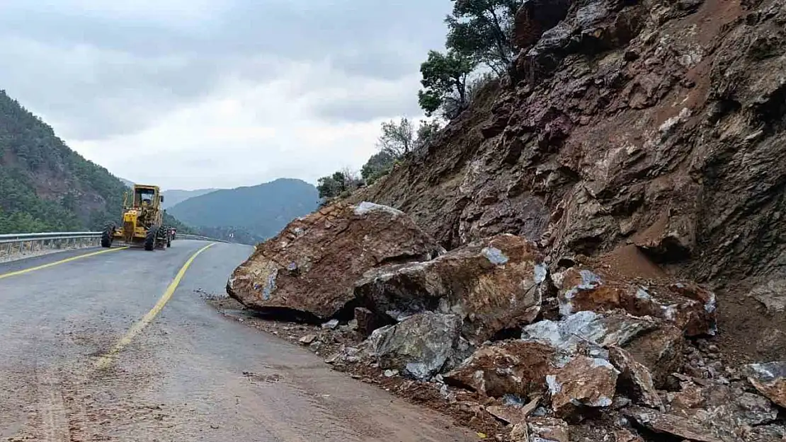 Kapuzbaşı Yolu'ndaki heyelana Büyükşehir'den hızlı müdahale