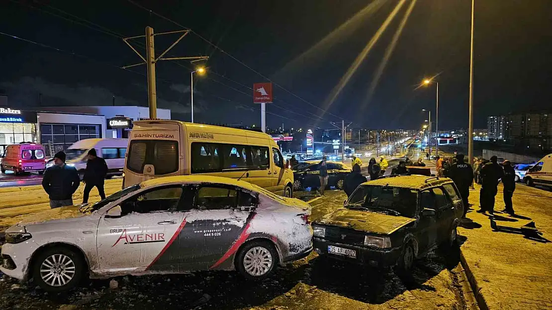 Kayseri'de 11 araçlı zincirleme kaza: 2 yaralı