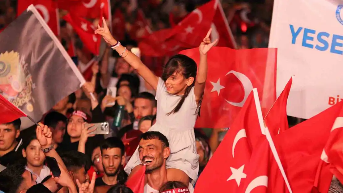 Kayseri'de 15 Temmuz'da vatandaşlar Cumhuriyet Meydanı'nı doldurdu
