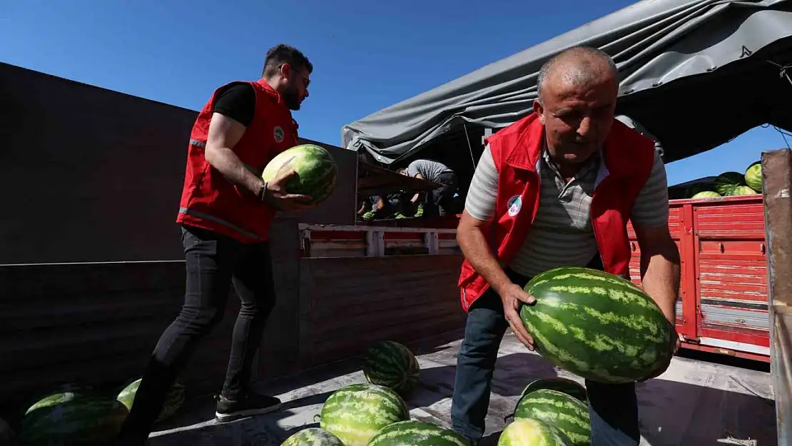 Kayseri'de 17 ton karpuz dağıtıldı