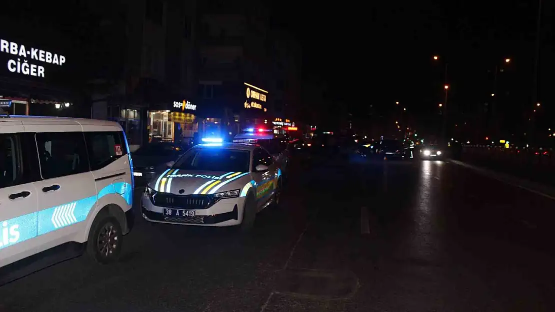 Kayseri'de 3 araca çarpan lüks otomobil alev aldı: 4 yaralı