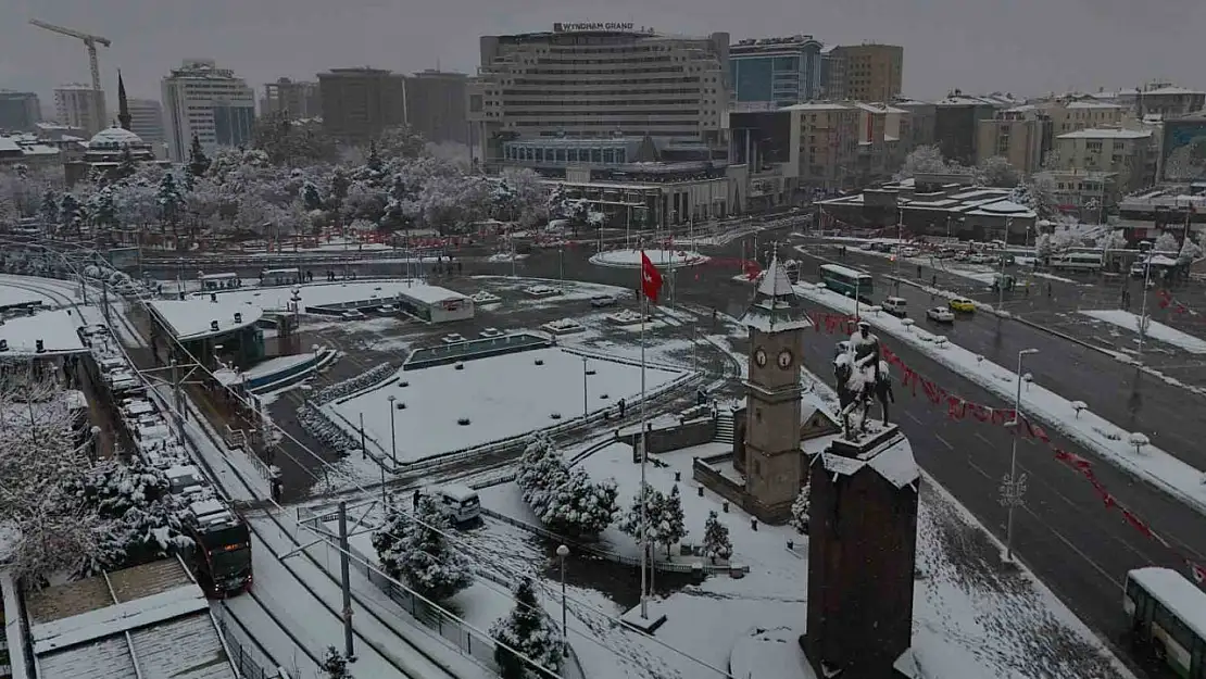 Kayseri'de eğitime kar engeli