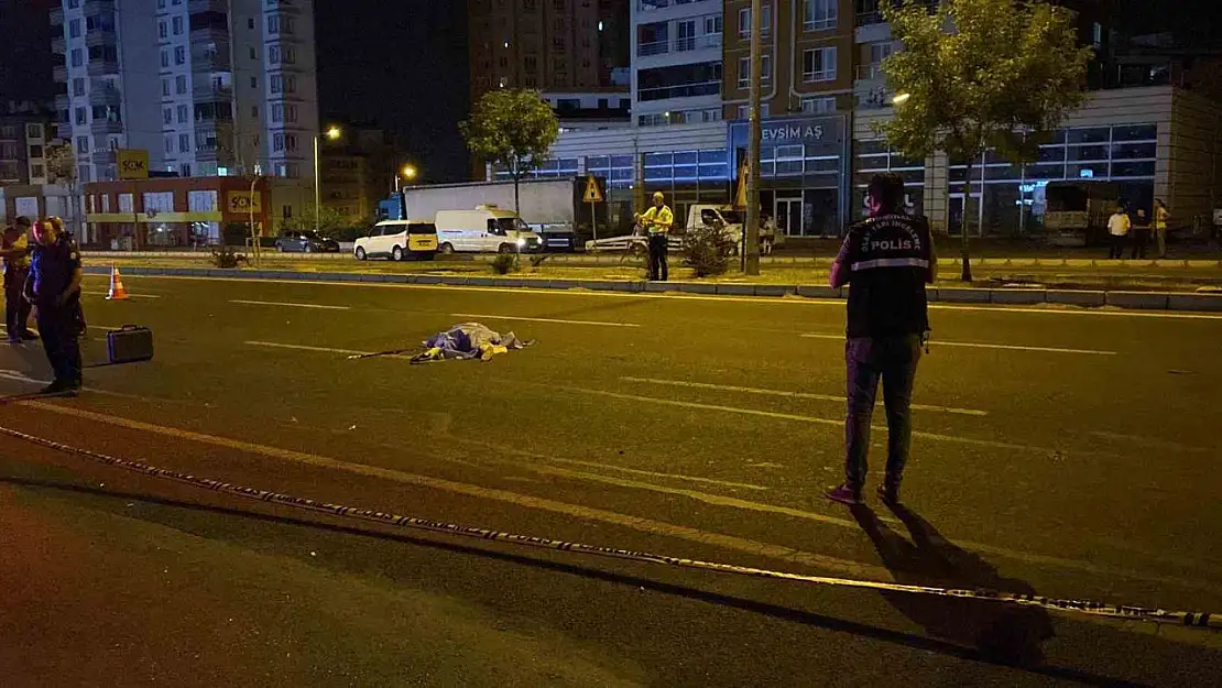 Kayseri'de feci kaza... Yolun karşısına geçen yayaya peş peşe 2 otomobil çarptı: 1 ölü
