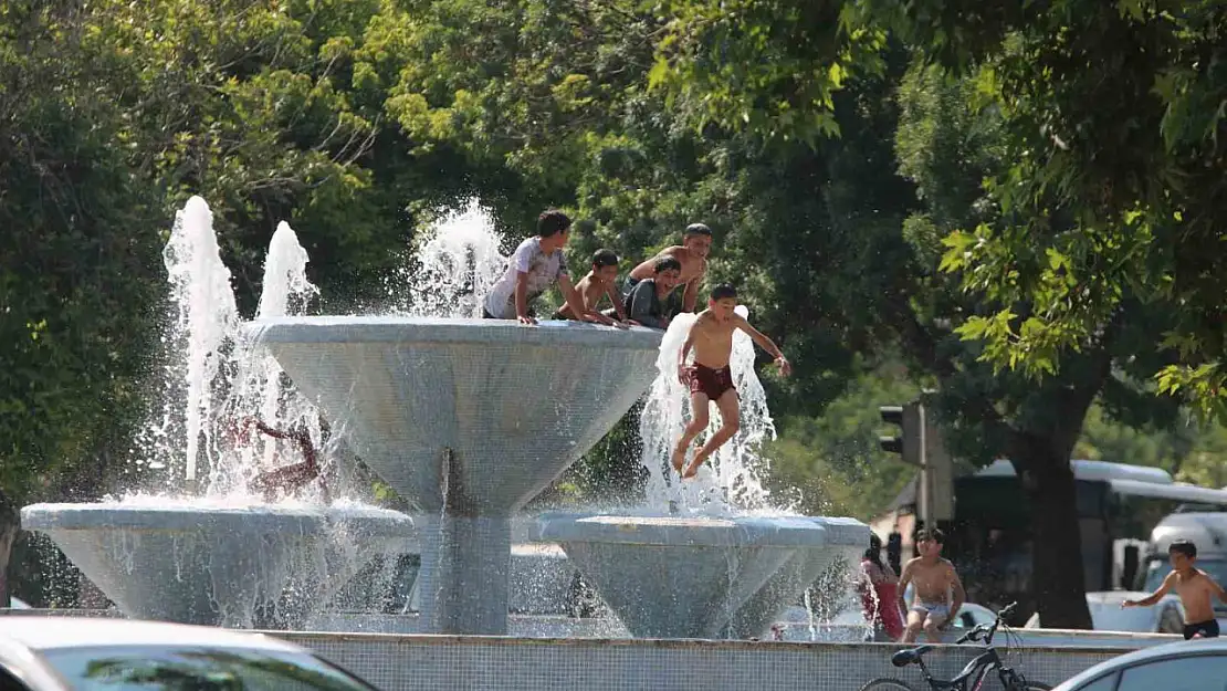 Kayseri'de hava sıcaklığı 40'ı aştı, vatandaş serinlemenin yollarını aradı